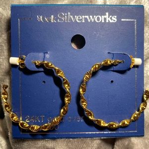 Beautiful gold earrings, a perfect Christmas present for her!🎄